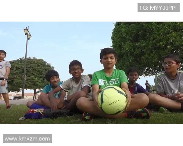 足球明星携手综艺节目展现多才多艺魅力引发观众热议与期待